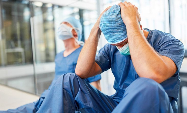 Chirurgo che esamina documenti medici in sala operatoria