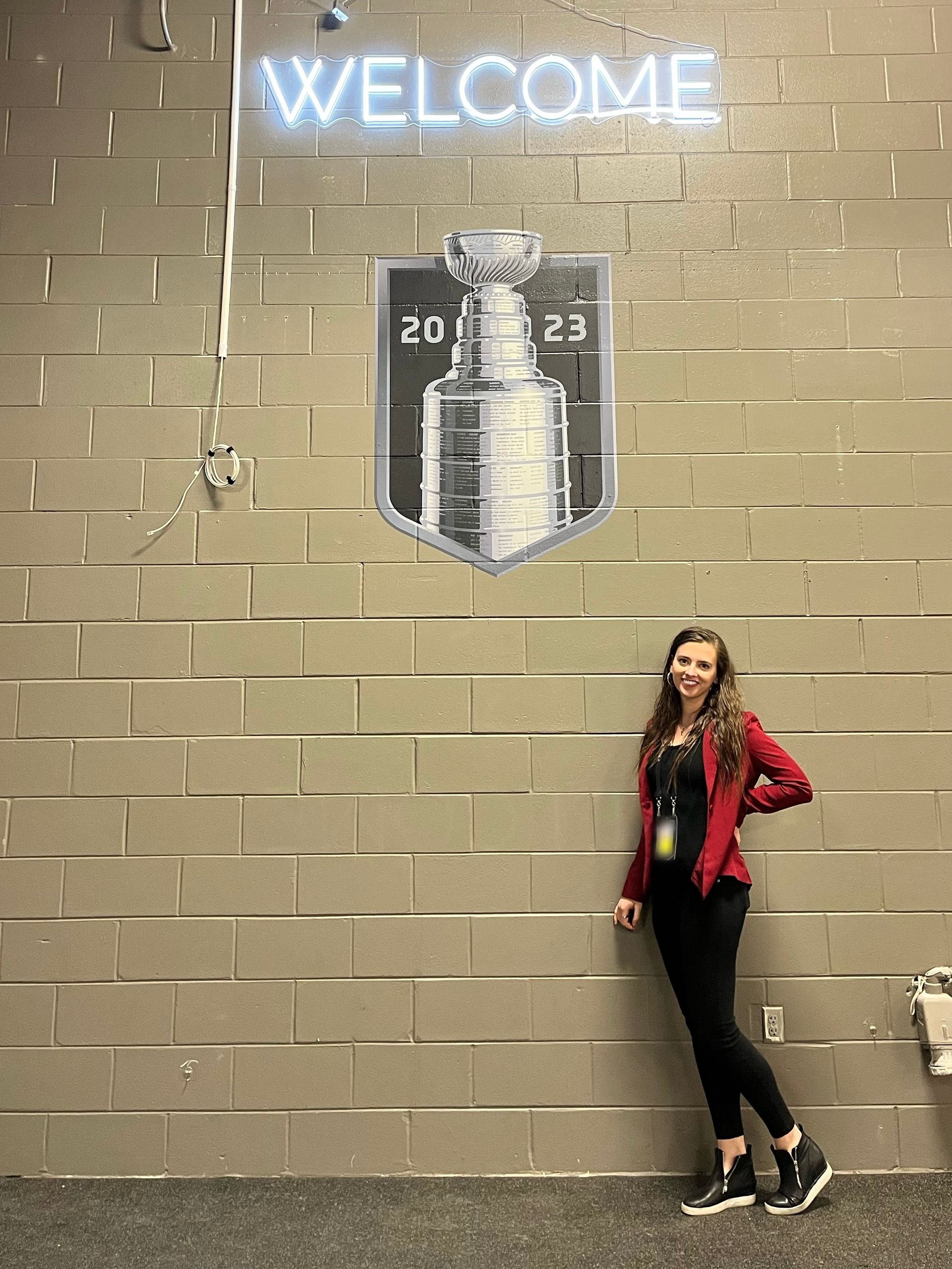 Mae at 2023 NHL Stadium Series between Capitals and Hurricanes