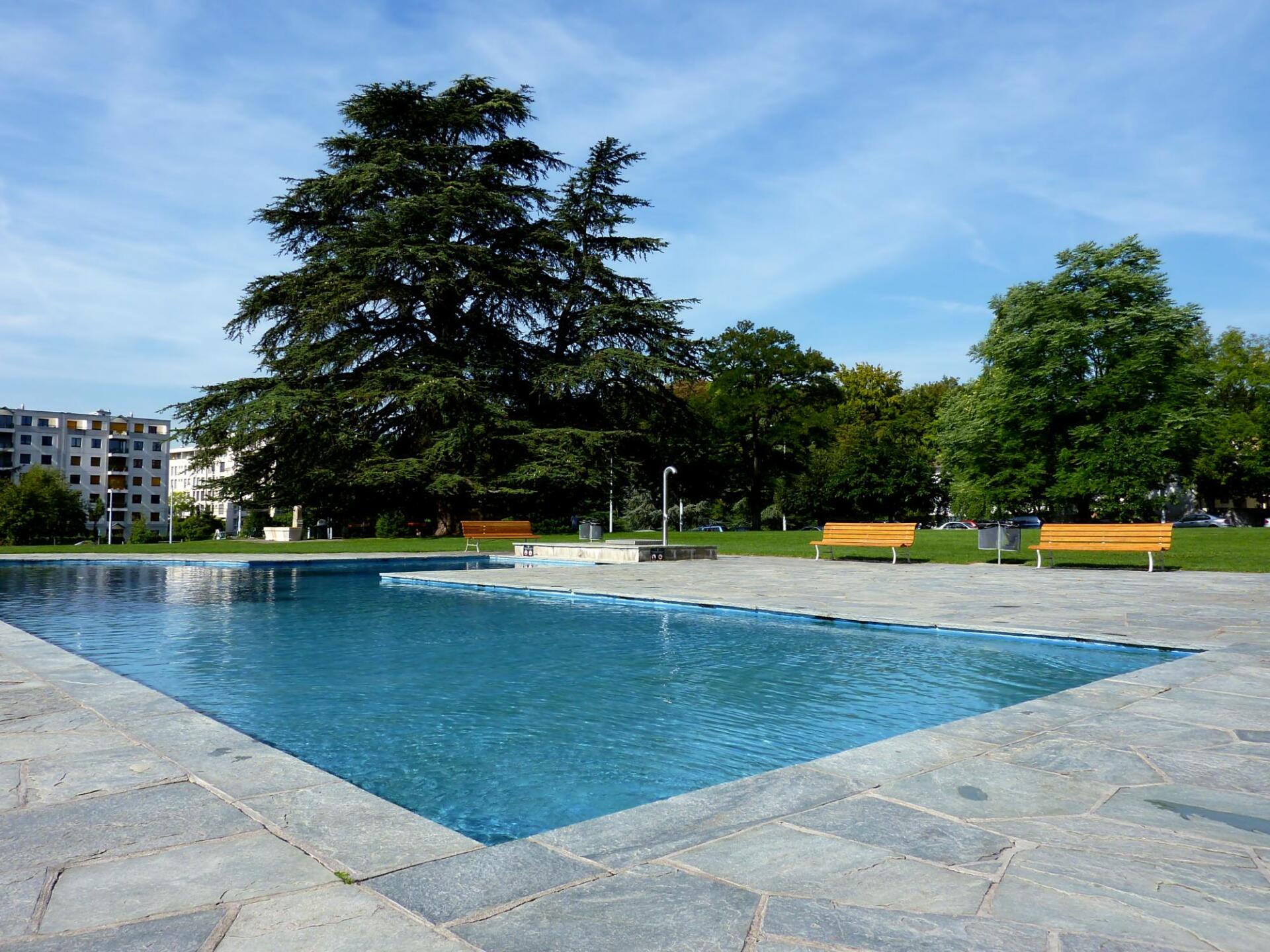 benches near the pool