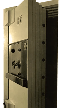 Armoured door for vaults