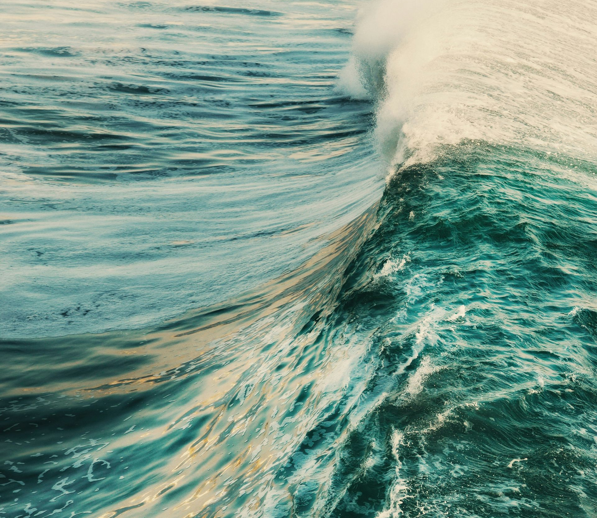 A crashing wave representing the way a binge urge, followed by a binge, can feel