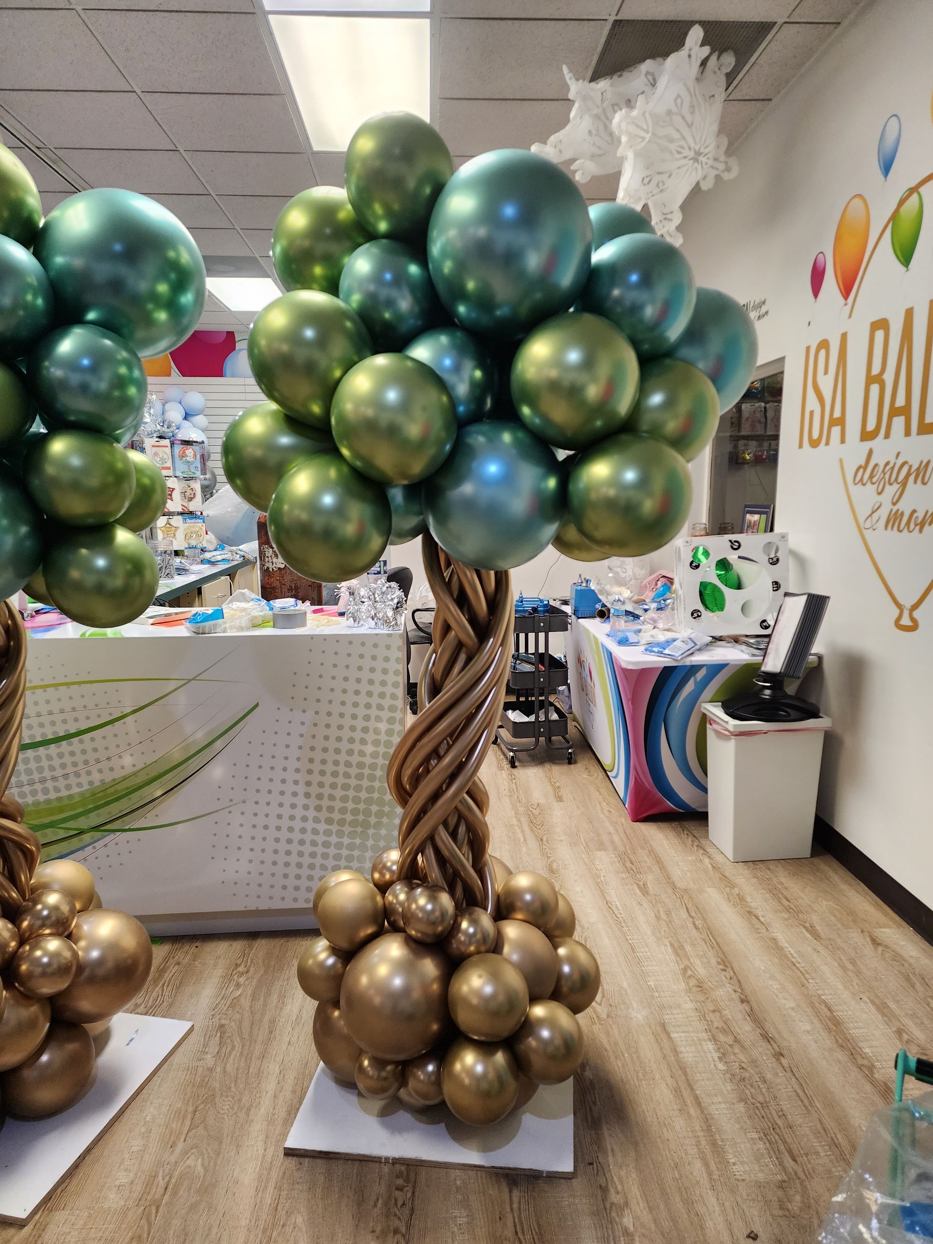 A bunch of balloons are sitting on top of each other in a room.