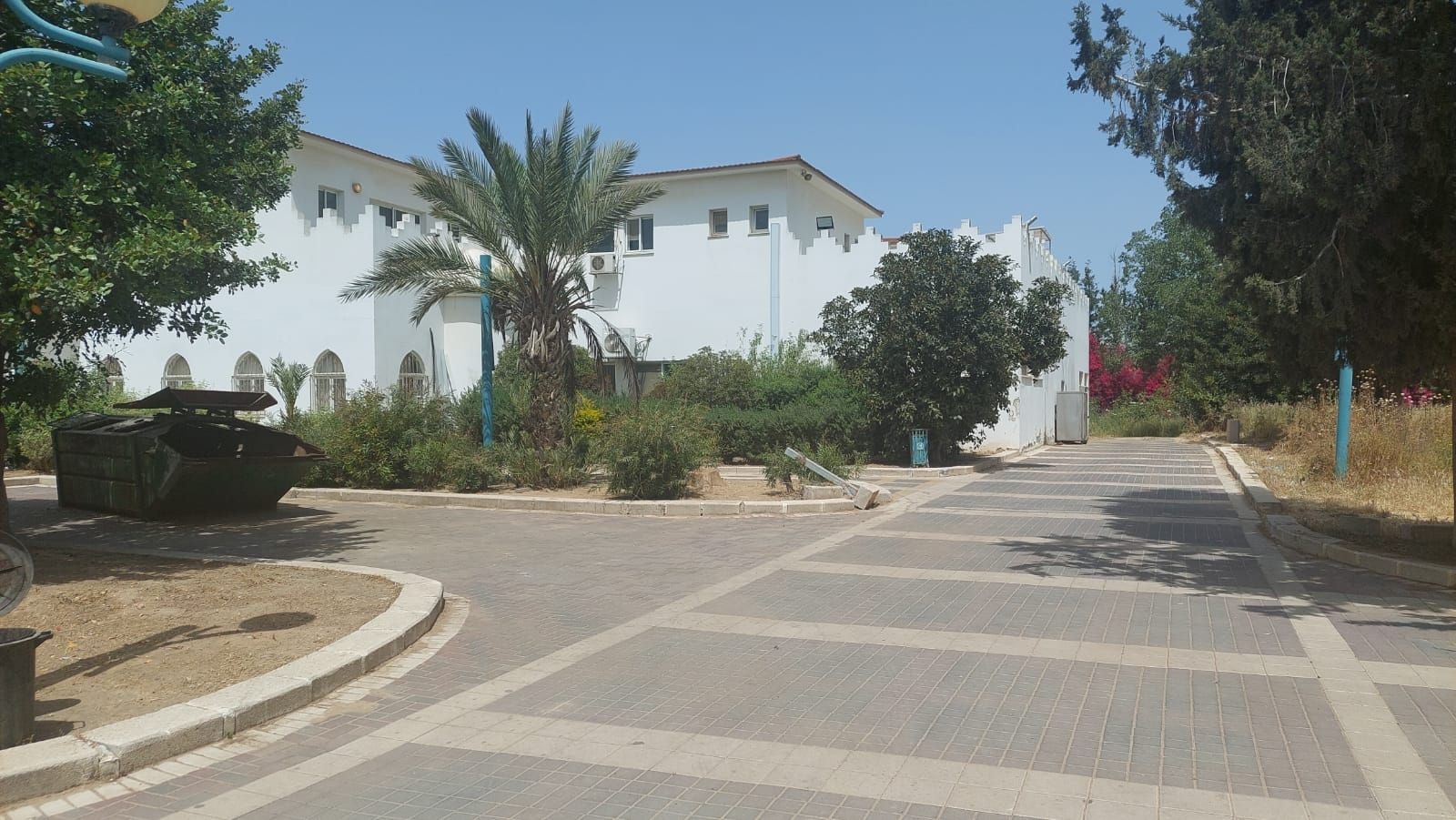קמפוס בסיסי הכולל 2 בניינים, בכל בניין 20 חדרי אירוח, שטחי חוץ, בית כנסת וחדר אוכל מרווח עם מטבח מאובזר.