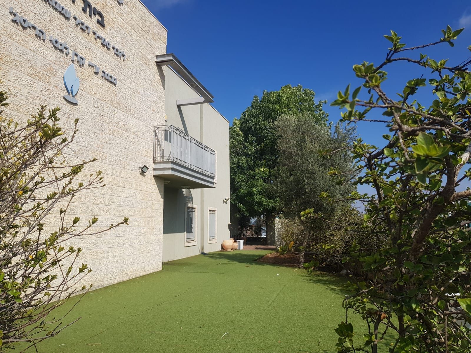 קמפוס ישיבתי הכולל חדרי אירוח למשפחות וזוגות, בניין מרווח בן 2 קומות הכולל 27 חדרים. מותאם לשבתות חתן ואירועים משפחתיים. חדר אוכל מרווח ובית כנסת צמוד.