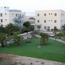 בית הארחה מרווח ומטופח הכולל 92 חדרי אירוח למשפחות וקבוצות. 
שטחי חוץ עם מרחבי דשא ופינות ישיבה, אולמות התכנסות, חדר אוכל מרווח ובית כנסת.