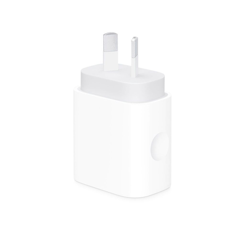 Estuche de carga inalámbrica blanco con un pequeño puerto USB-C negro centrado en la parte frontal.