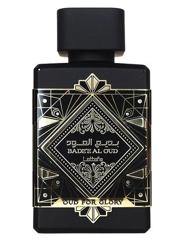 Frasco de perfume Oud for Glory en negro y dorado y caja a juego con un diseño geométrico ornamentado.