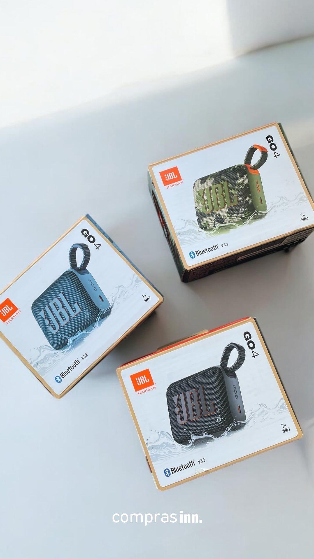 Tres altavoces JBL están colocados uno encima del otro sobre una mesa.