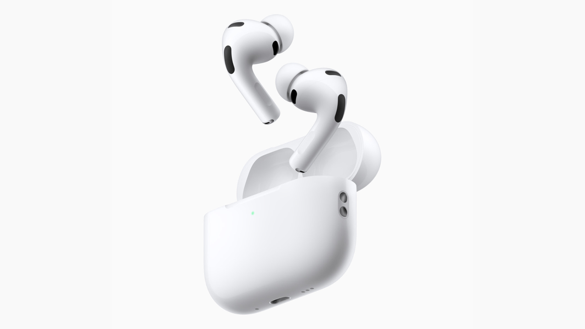 Auriculares inalámbricos blancos en un estuche de carga abierto sobre un fondo claro.