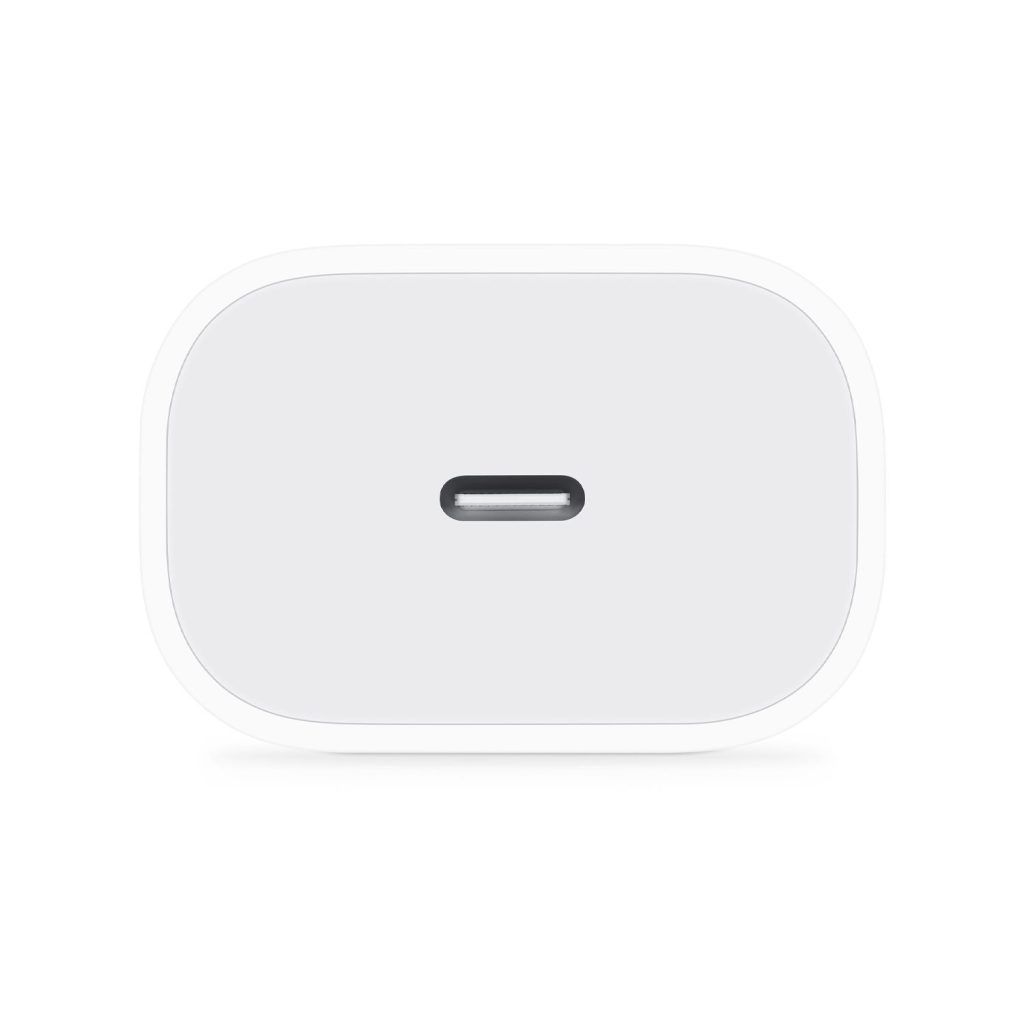 Estuche de carga inalámbrica blanco con un pequeño puerto USB-C negro centrado en la parte frontal.