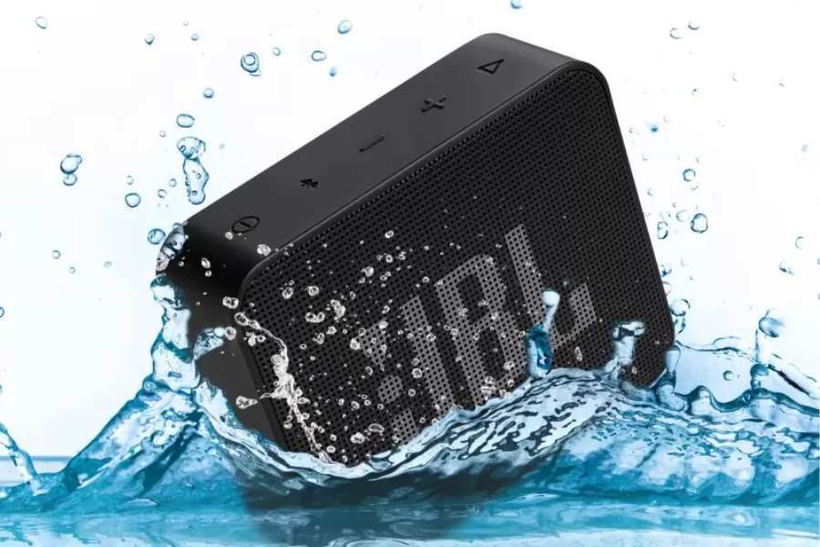 Tres cajas de altavoces JBL Essential en embalaje blanco, rojo y azul con asas de transporte.