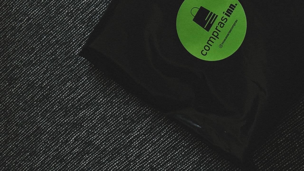 Paquete negro con una etiqueta verde 
