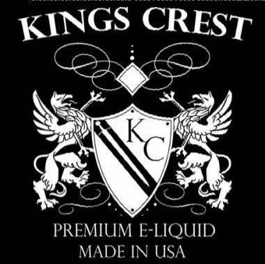 Logotipo de Kings Crest Premium E-Liquid con escudo blanco, leones y el emblema de KC sobre fondo negro.