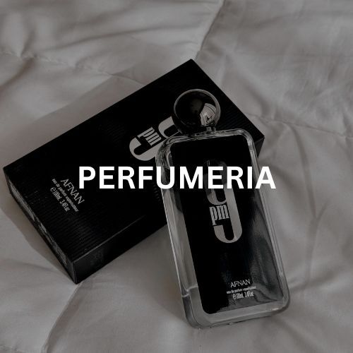 Caja y frasco de perfume negro sobre una manta blanca con la palabra 