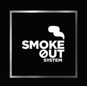 Logotipo cuadrado negro con borde plateado y texto blanco “SMOKE OUT SYSTEM” y gráfico de humo.