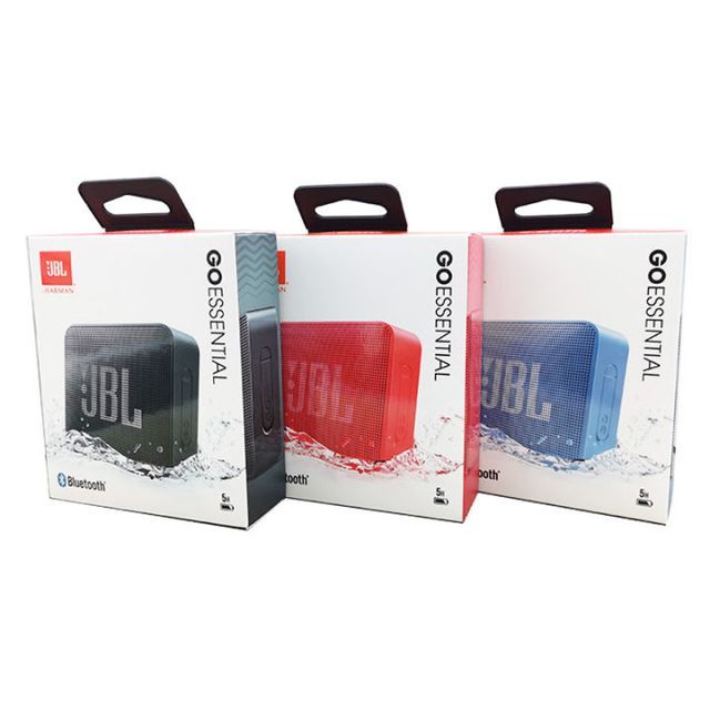 Tres cajas de altavoces JBL Essential en embalaje blanco, rojo y azul con asas de transporte.