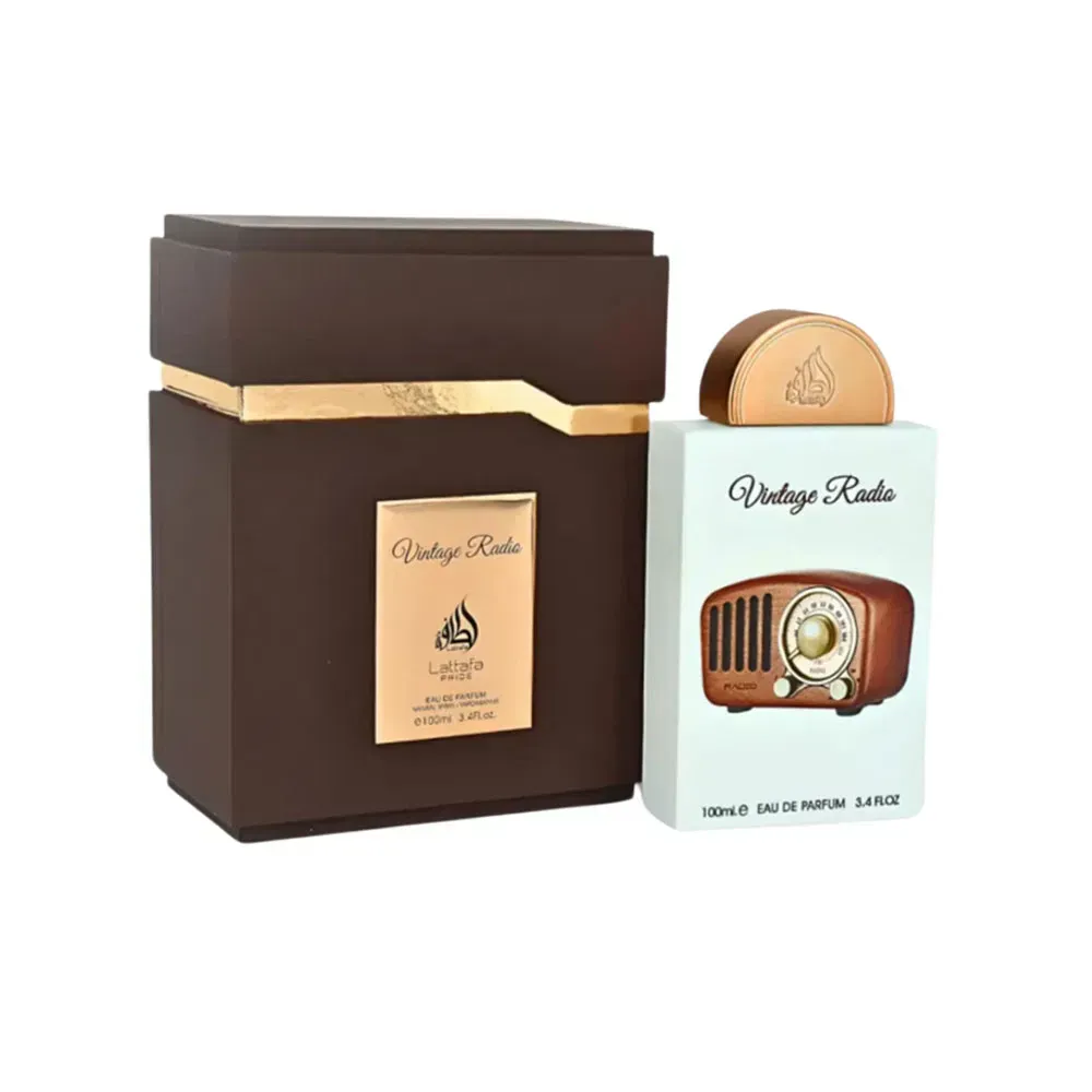 Caja de regalo marrón y frasco de perfume blanco con tapón dorado, ambos con la etiqueta 