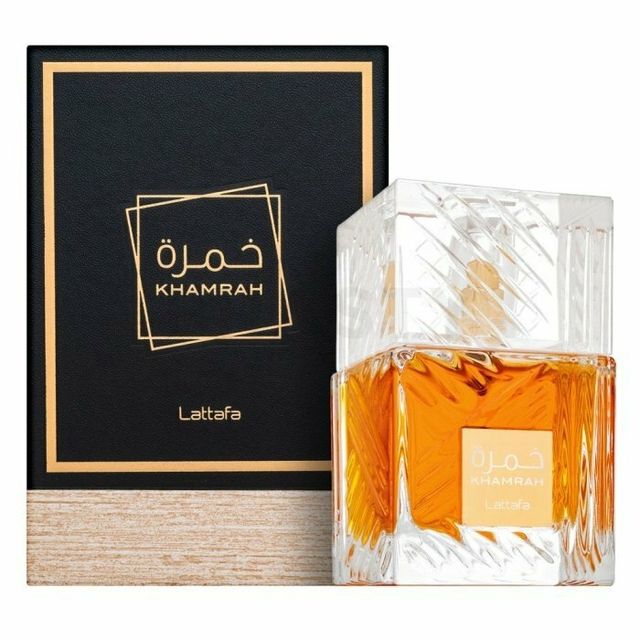 Frasco de perfume Lattafa Khamrah y caja negra con letras árabes doradas sobre fondo blanco.