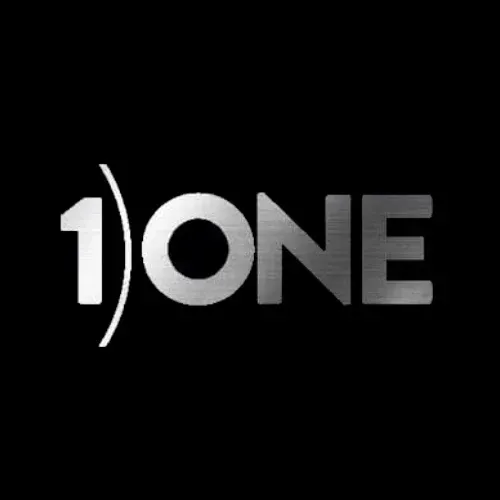 Logotipo blanco estilizado “1)ONE” sobre fondo negro