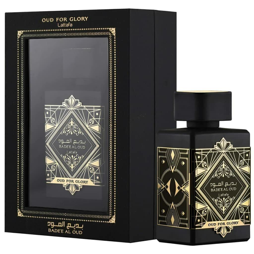 Frasco de perfume Oud for Glory en negro y dorado y caja a juego con un diseño geométrico ornamentado.