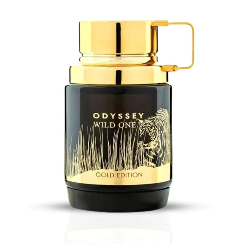 Frasco dorado y caja negra del perfume Odyssey Wild Zone sobre un fondo blanco.