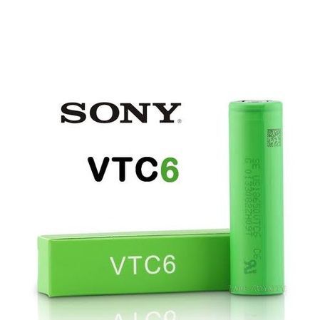 Celdas de batería de iones de litio verdes Sony VTC6 con embalaje sobre fondo blanco.