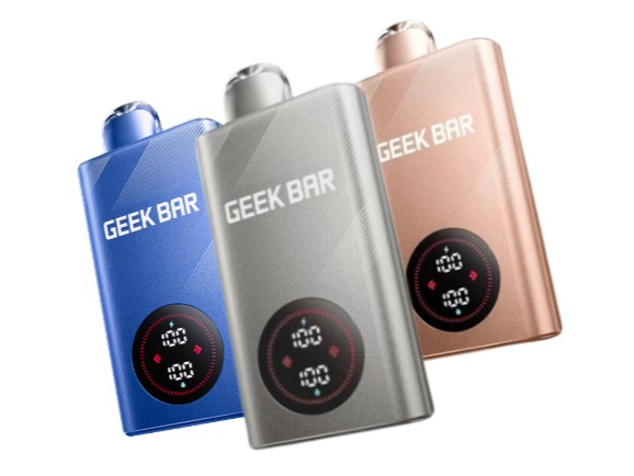 Tres vaporizadores GEEK BAR en azul, plata y oro rosa con pantallas digitales.