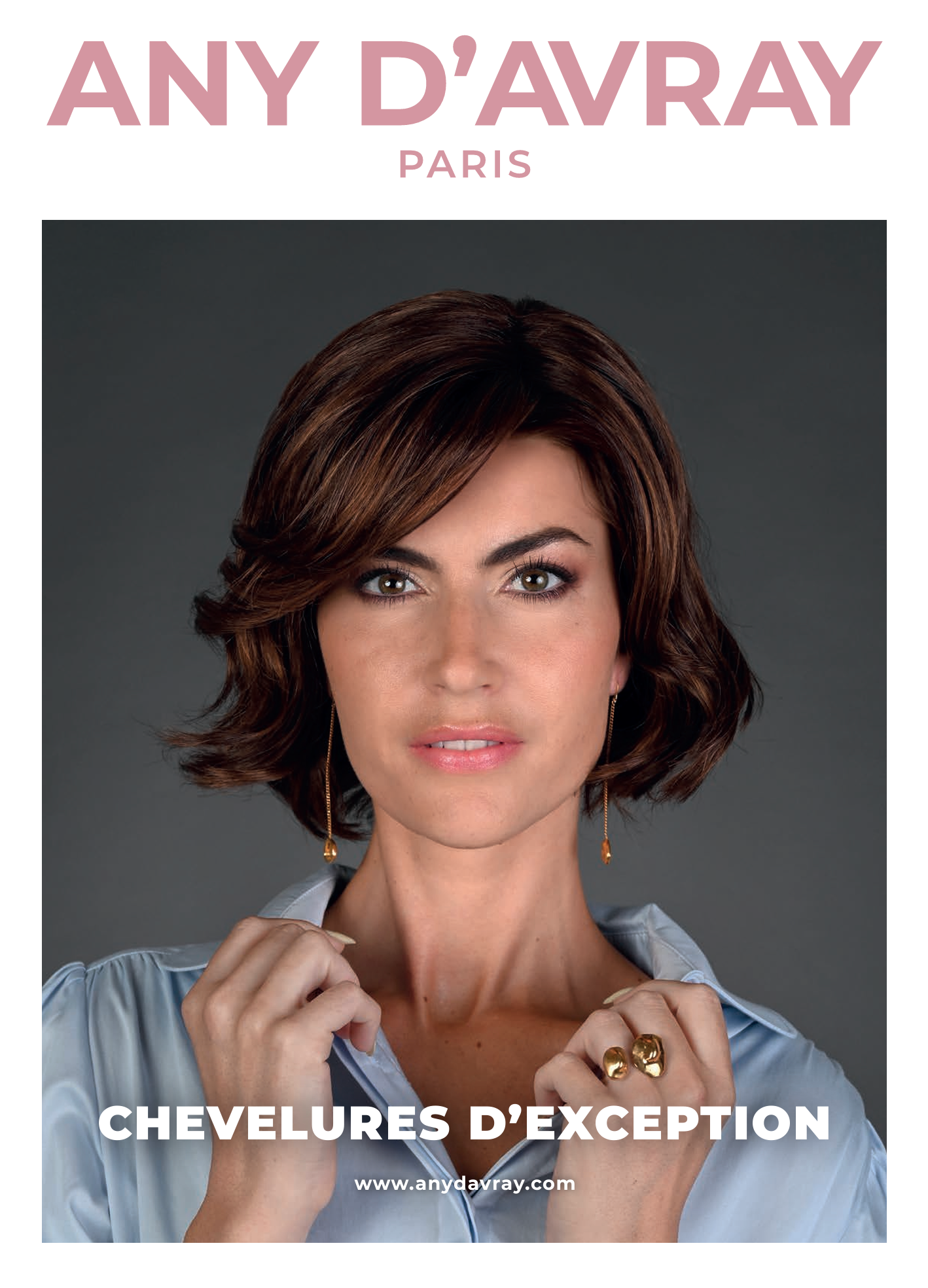 Une femme portant une perruque et des boucles d'oreilles est sur la couverture d'un magazine.