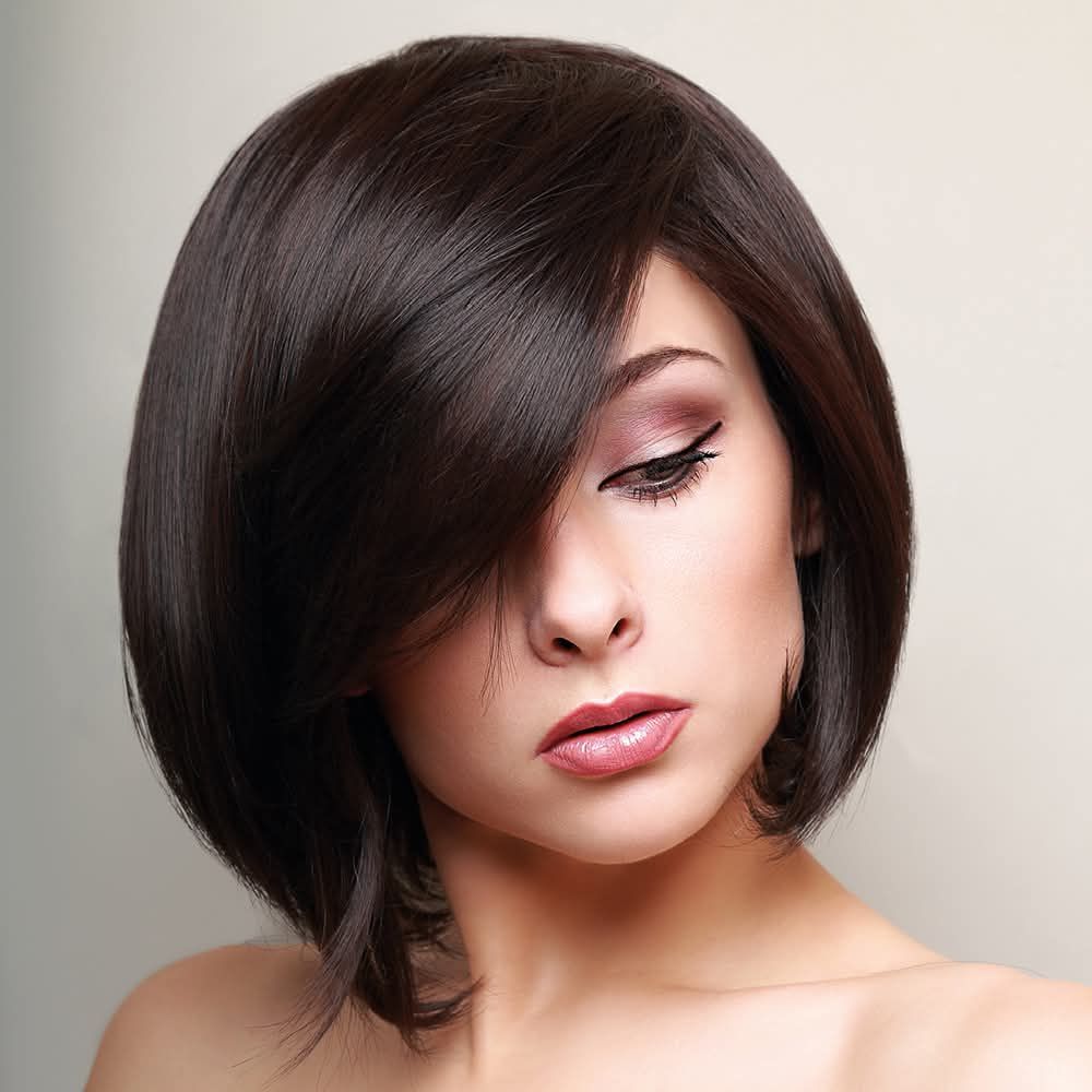 Un gros plan du visage d'une femme avec une coiffure au carré