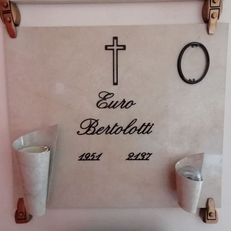 Targa commemorativa in marmo con croce e cornice ovale per foto, su cui sono incisi
