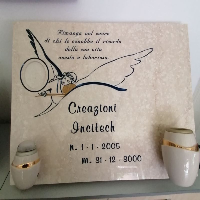 Insegna con la scritta “Creazioni Incitech” in italiano e figura alata decorativa, affiancata da due vasi.