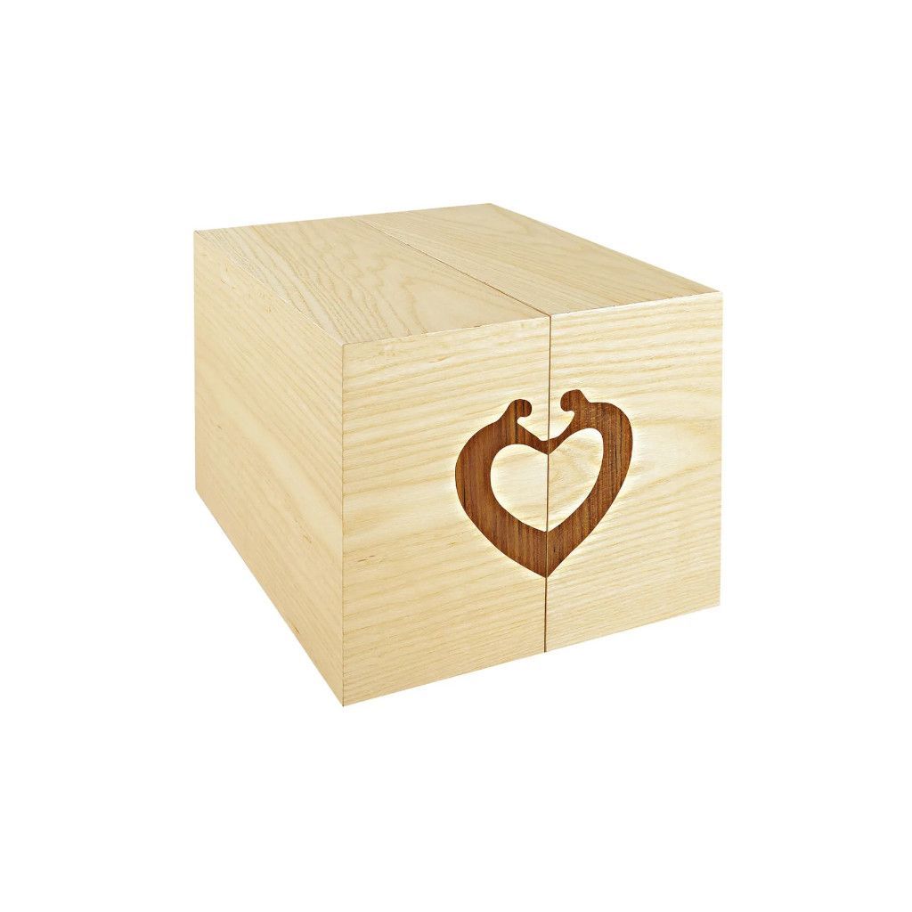 Scatola cubica in legno chiaro con un intaglio a forma di cuore sul pannello frontale.