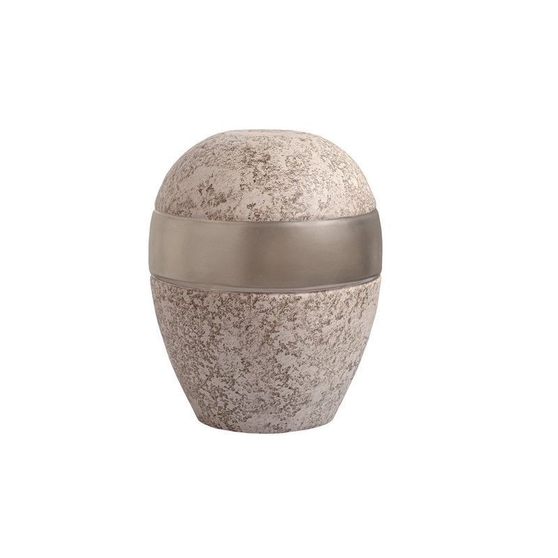 Urna decorativa beige screziata con un'ampia fascia color tortora, isolata su sfondo bianco.