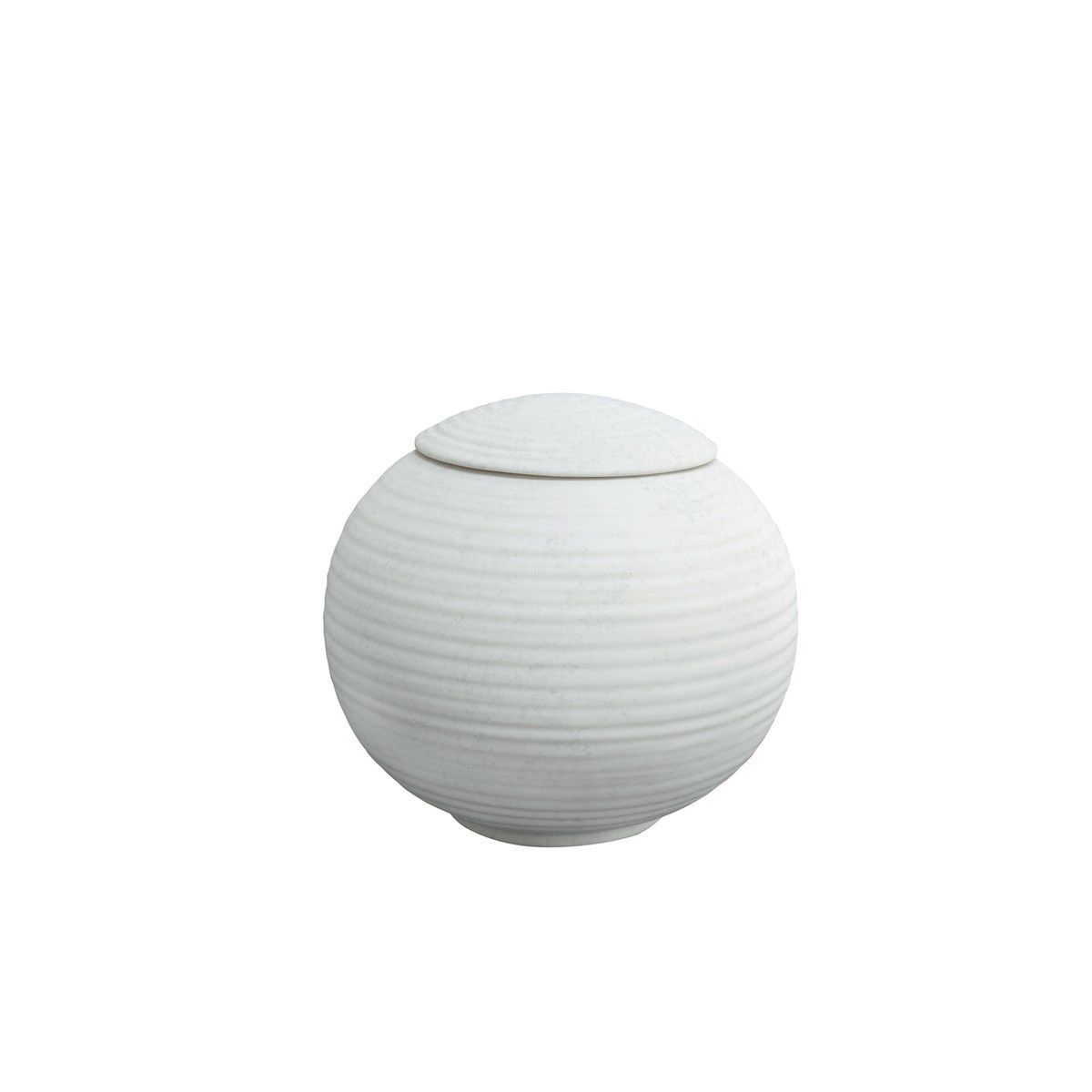 Vaso sferico in ceramica bianca con coperchio su sfondo neutro