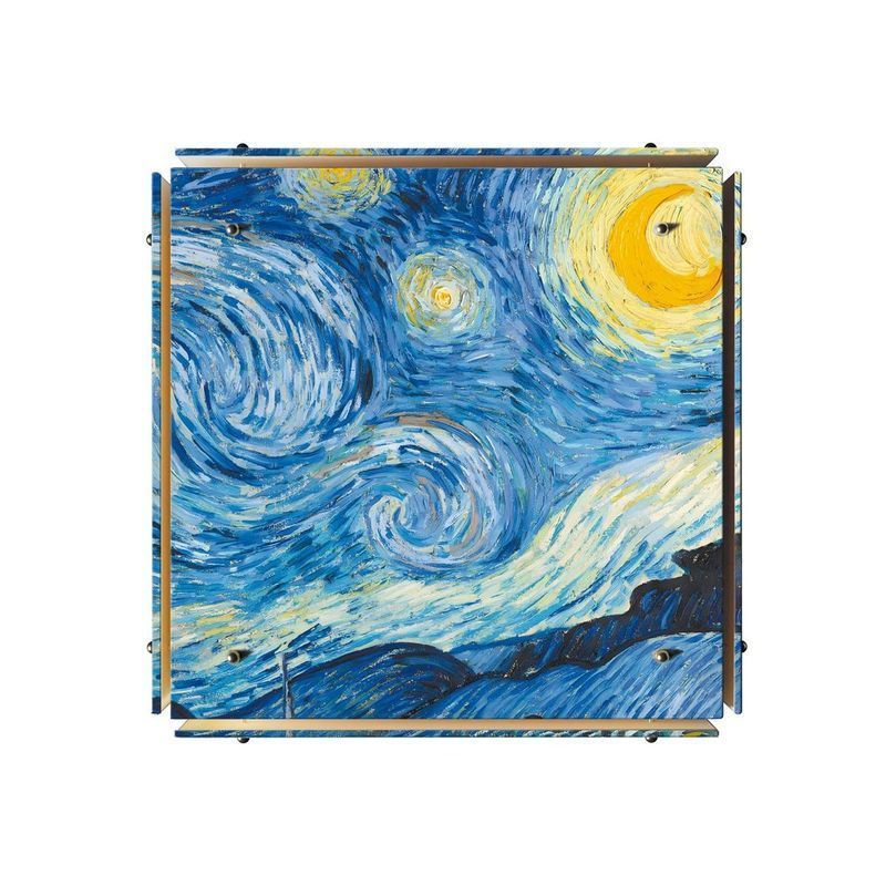Dipinto stilizzato di Notte stellata con cielo azzurro vorticoso, luna luminosa e un villaggio oscuro sottostante.