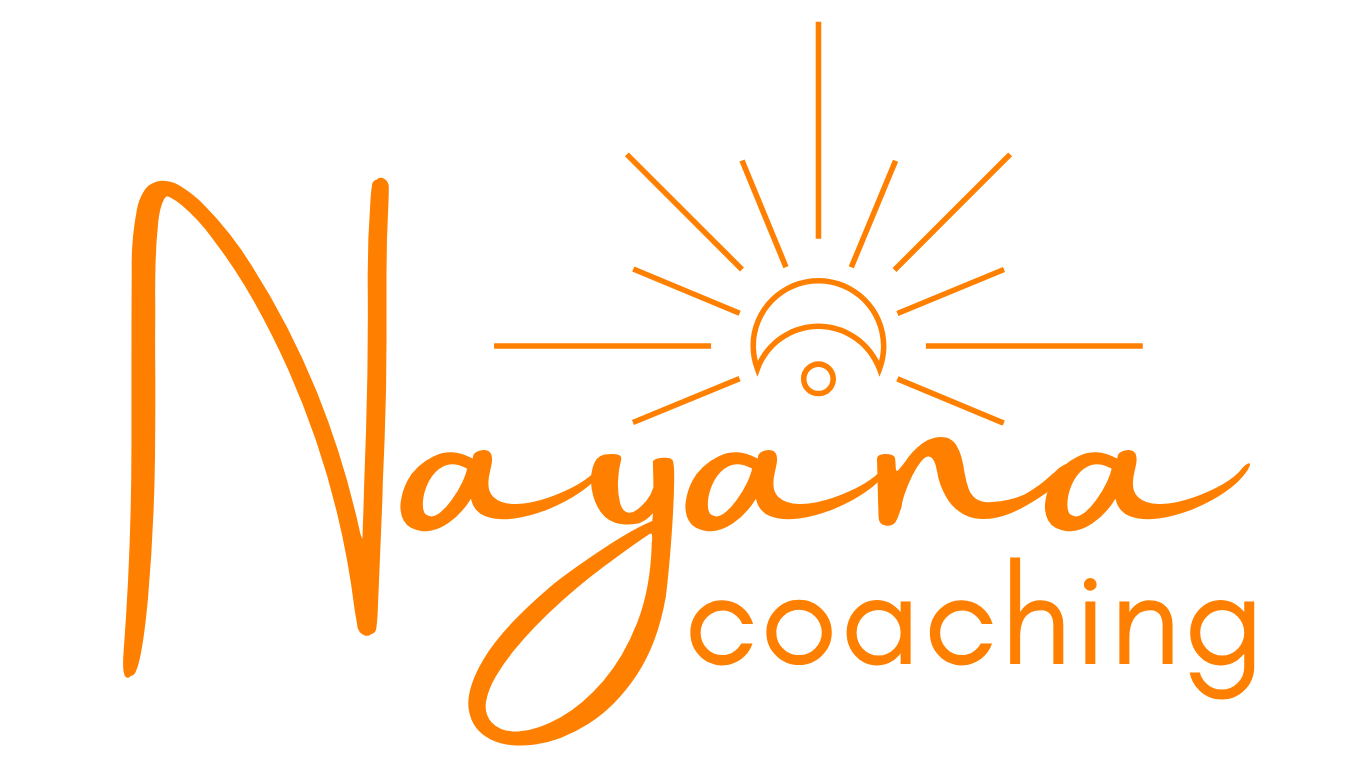 Het logo van Nayana coaching in oranje letters met zonnestralen boven de naam.