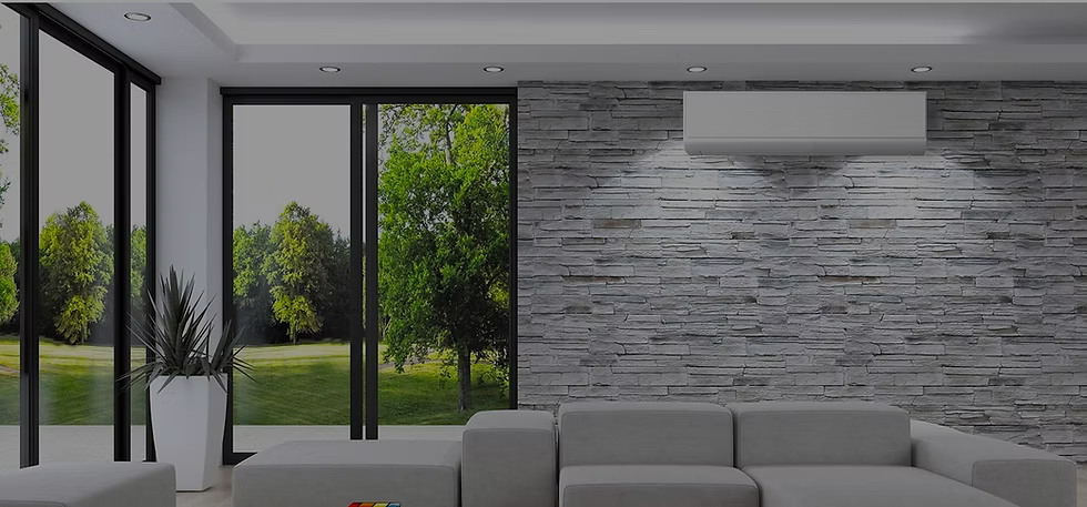 Salon moderne avec canapé gris, mur en pierre et grandes fenêtres donnant sur la verdure.