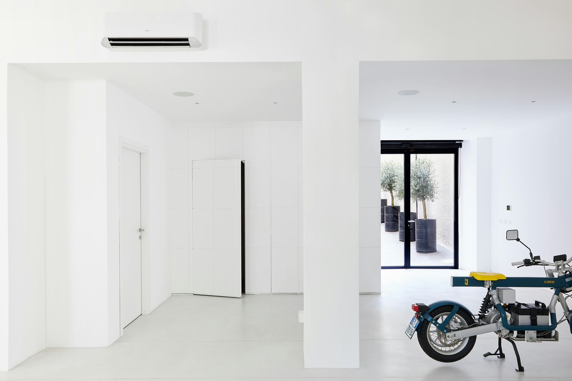 Ouvrier du bâtiment souriant