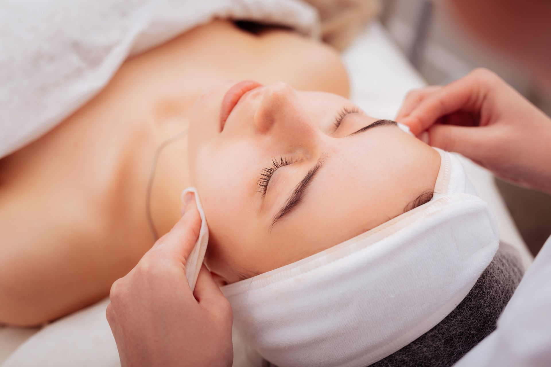 Una donna si sta sottoponendo a un trattamento viso in una spa.
