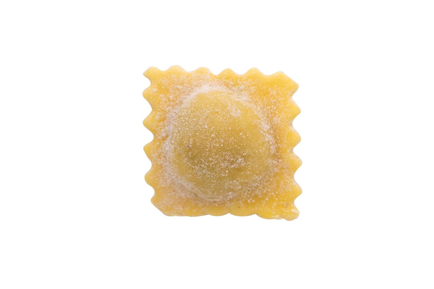 Un primo piano di un raviolo quadrato su uno sfondo bianco.