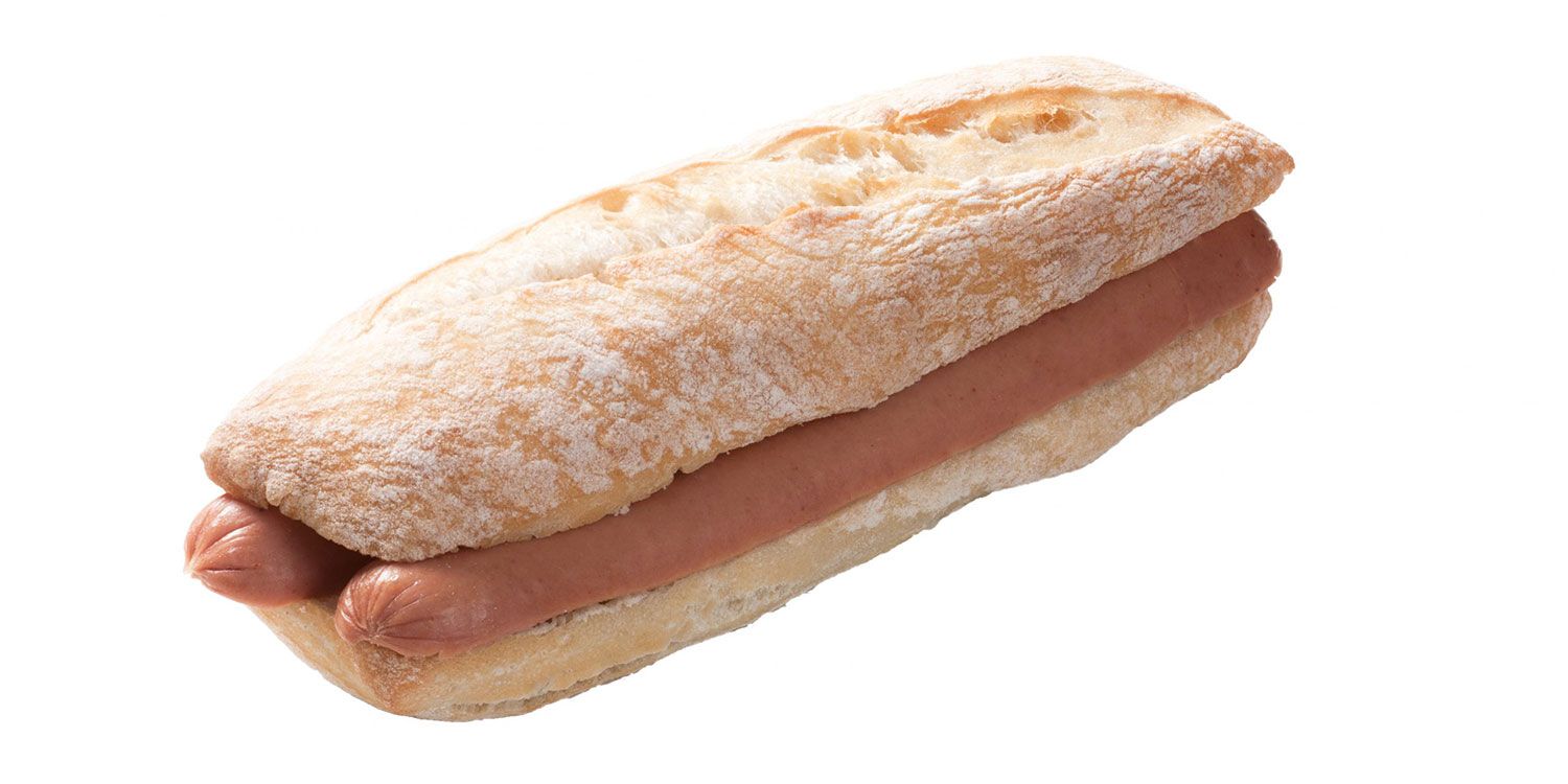 Un hot dog su un panino su uno sfondo bianco.