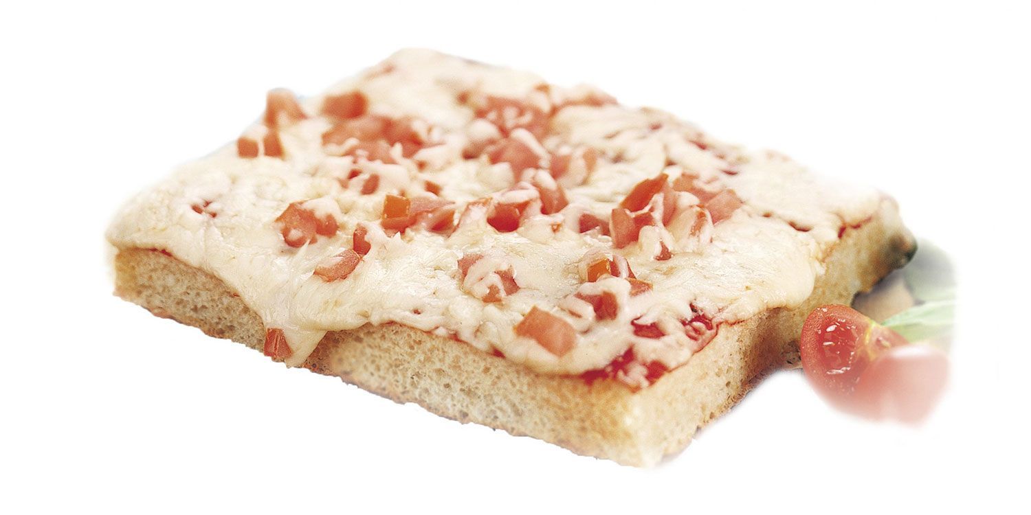 Un pezzo di pizza con pomodori e formaggio su un piatto bianco.
