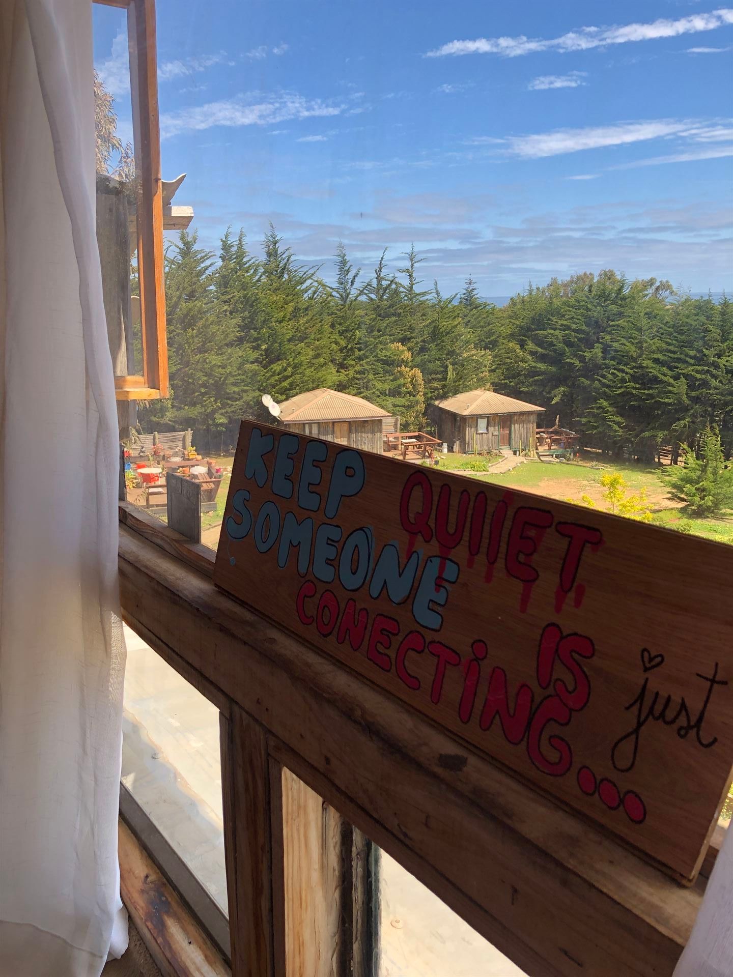 Vista desde la ventana con un cartel: 