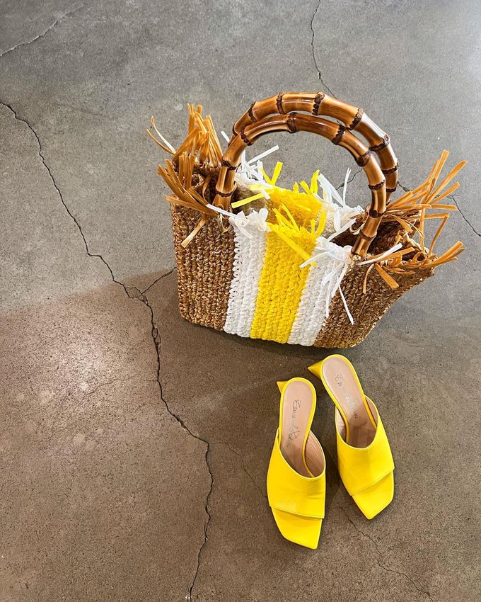 scarpe e borsa di paglia gialli estivi