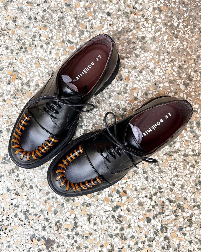 scarpe nere con decoro