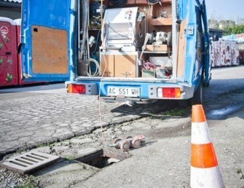 Un furgone blu con una targa che dice ac 555 wh