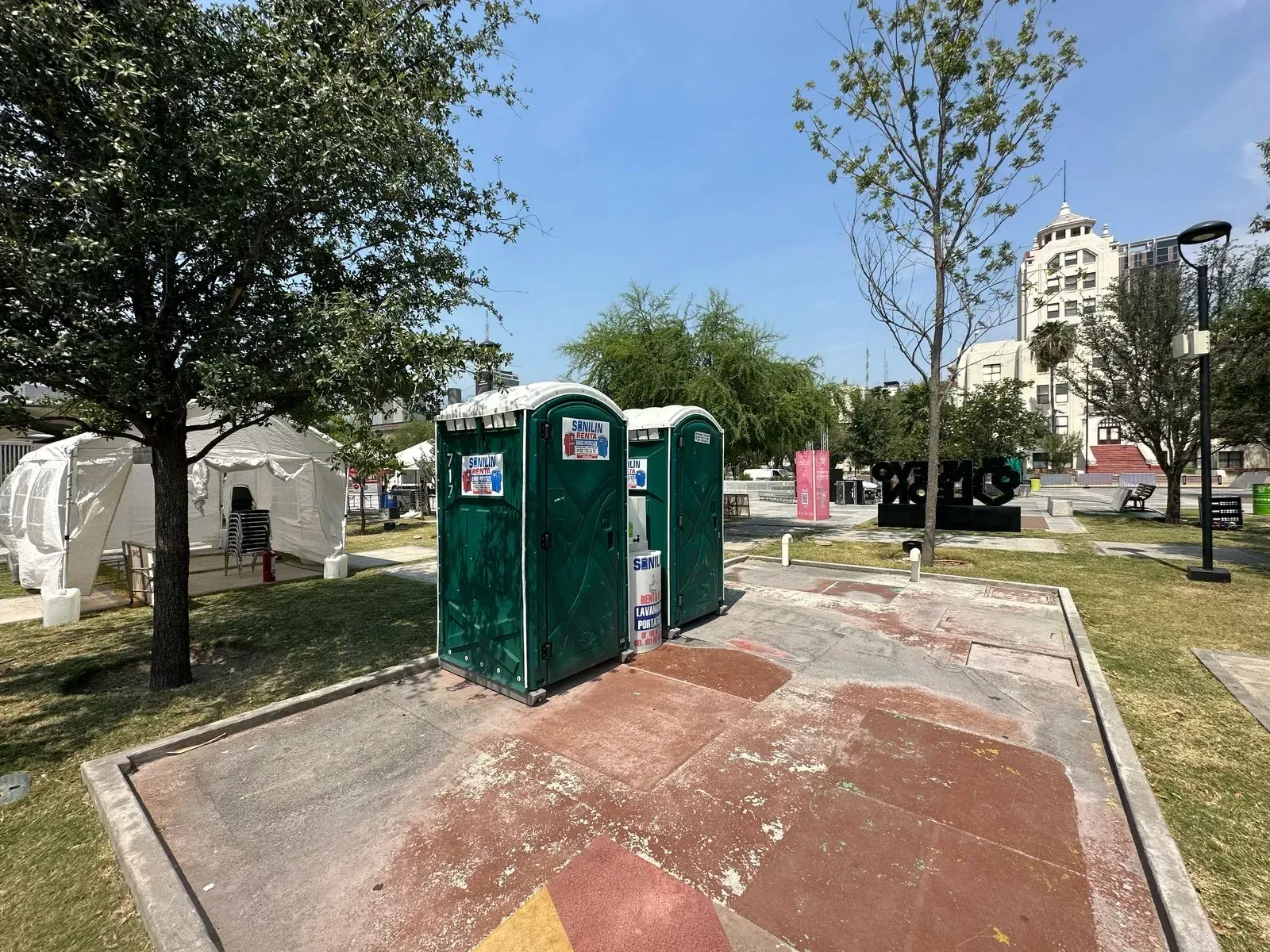 Imagen de dos baños portátiles en un evento al aire libre