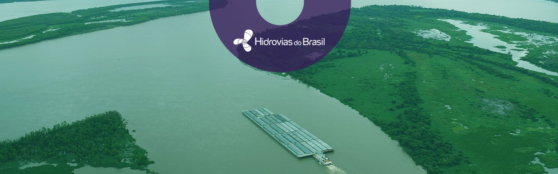 Vista aérea de uma hidrovia cercada por árvores, com logo da Hidrovias do Brasil.