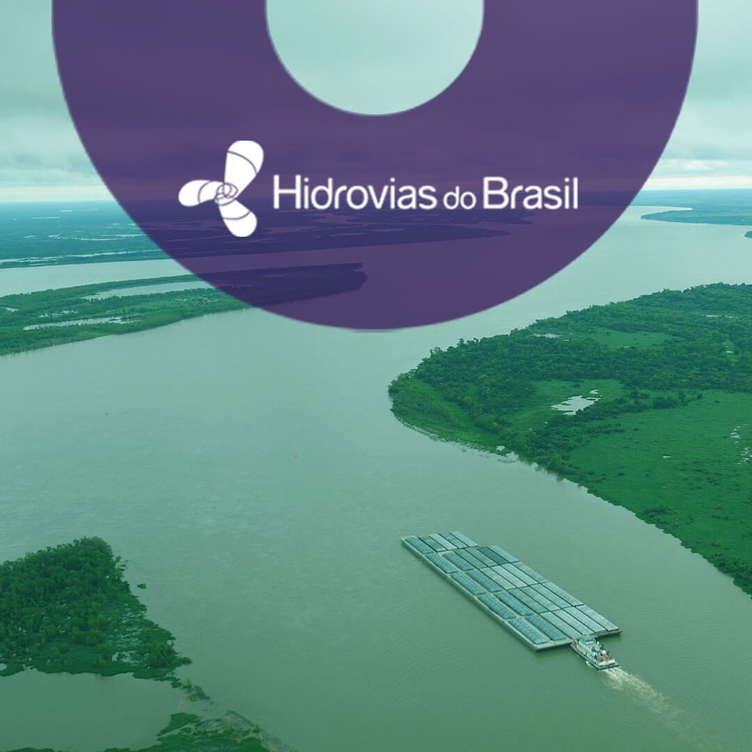Vista aérea de uma hidrovia cercada por árvores, com logo da Hidrovias do Brasil.
