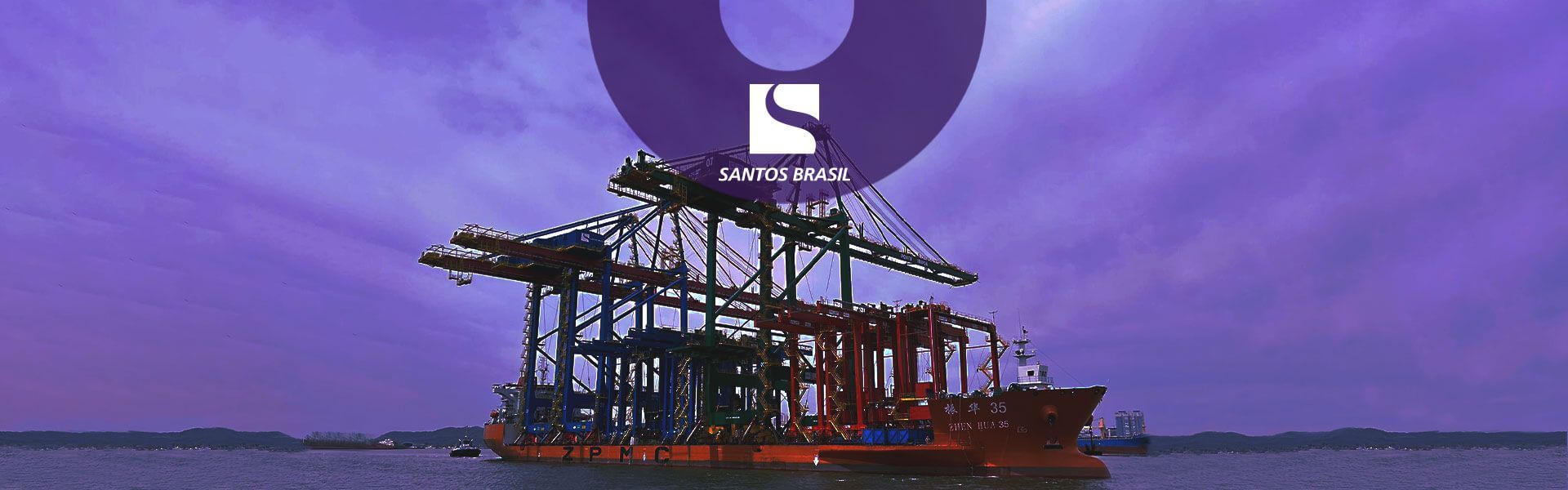 Navio no porto e logo da Santos Brasil. 